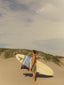 Blue Palma en tabla de surf, dunas