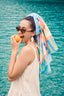 Dolce Vita, mujer comiendo naranja junto al mar