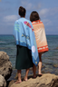 Las socias de Island Soulmates con toallas, de espaldas frente al mar
